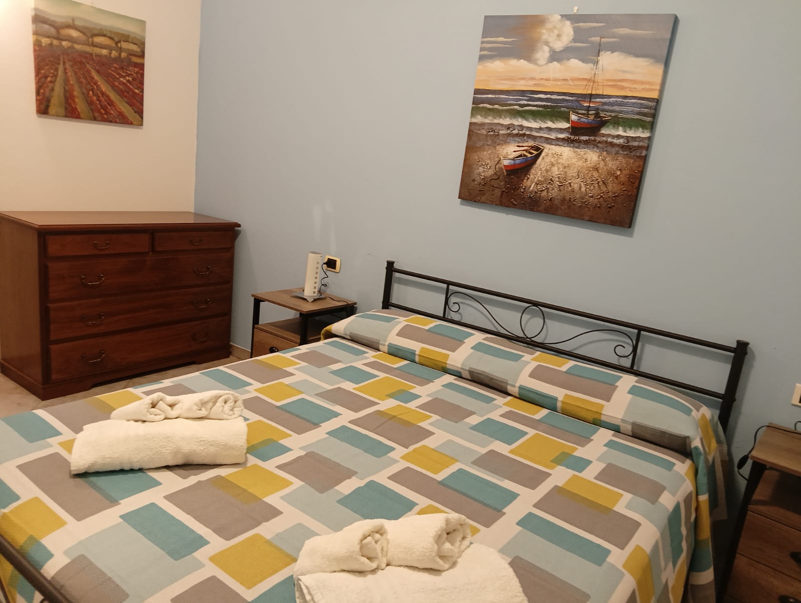 Particolare camera da letto matrimoniale luminosa